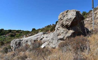 Скала Лежащий лев в Струмби